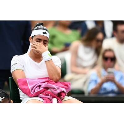 Tag 14: Carlos Alcaraz präsentiert stolz die Trophäe.