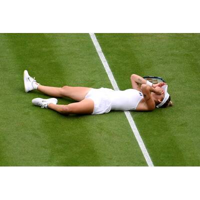 Tag 14: Carlos Alcaraz präsentiert stolz die Trophäe.