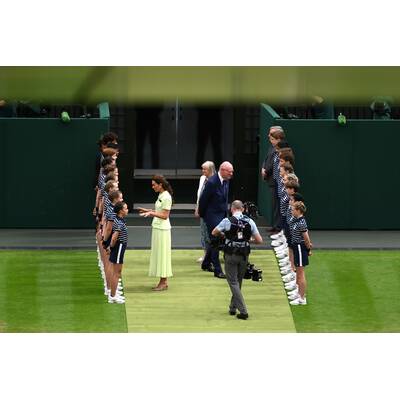 Tag 14: Carlos Alcaraz präsentiert stolz die Trophäe.