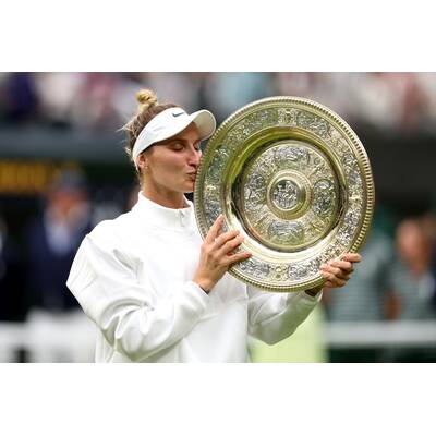 Tag 14: Carlos Alcaraz präsentiert stolz die Trophäe.