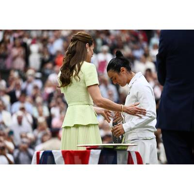 Tag 14: Carlos Alcaraz präsentiert stolz die Trophäe.