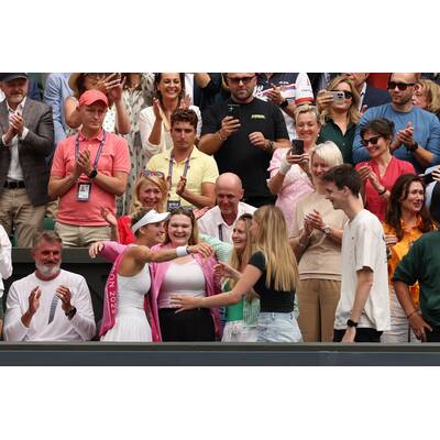 Tag 14: Carlos Alcaraz präsentiert stolz die Trophäe.