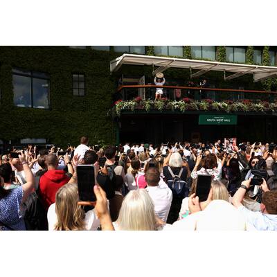 Tag 14: Carlos Alcaraz präsentiert stolz die Trophäe.