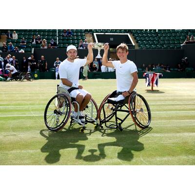 Tag 14: Carlos Alcaraz präsentiert stolz die Trophäe.