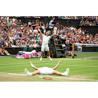 Tag 14: Carlos Alcaraz präsentiert stolz die Trophäe.