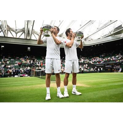 Tag 14: Carlos Alcaraz präsentiert stolz die Trophäe.