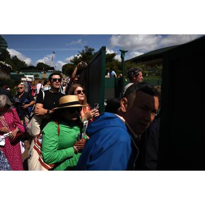 Tag 14: Carlos Alcaraz präsentiert stolz die Trophäe.