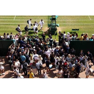 Tag 14: Carlos Alcaraz präsentiert stolz die Trophäe.