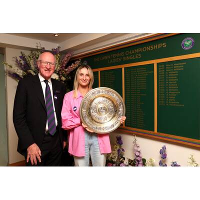 Tag 14: Carlos Alcaraz präsentiert stolz die Trophäe.