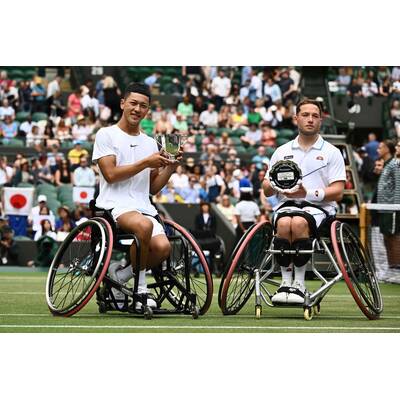 Tag 14: Carlos Alcaraz präsentiert stolz die Trophäe.