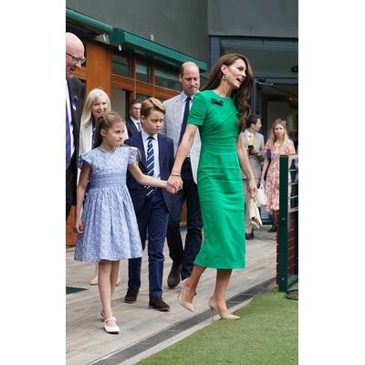 Tag 14: Carlos Alcaraz präsentiert stolz die Trophäe.