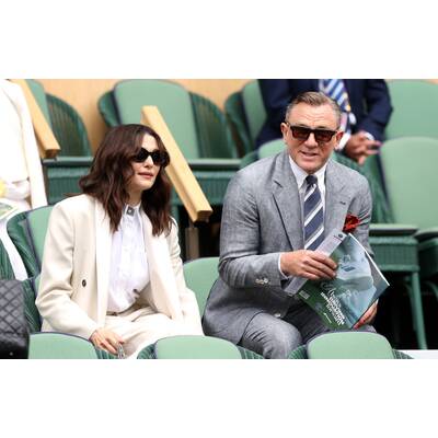 Tag 14: Carlos Alcaraz präsentiert stolz die Trophäe.