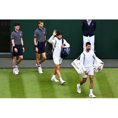 Tag 14: Carlos Alcaraz präsentiert stolz die Trophäe.