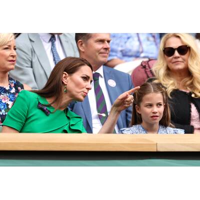 Tag 14: Carlos Alcaraz präsentiert stolz die Trophäe.