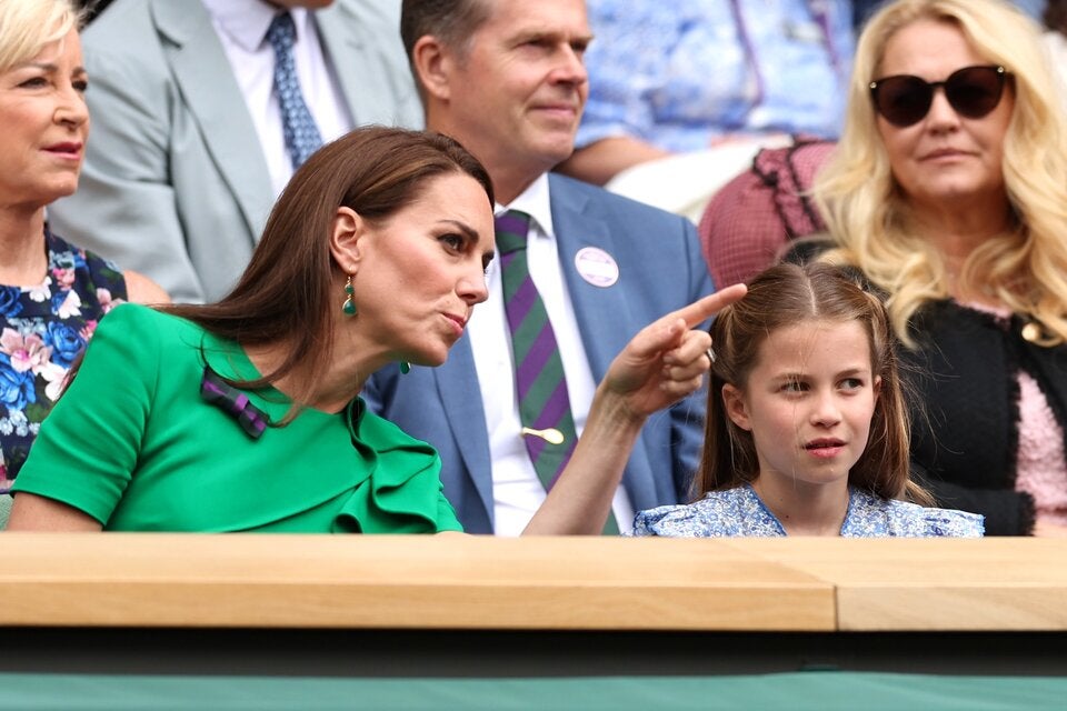 Tag 14: Prinzessin Kate erklärt Tochter Charlotte bei ihrer Wimbledon-Premiere das Geschehen.