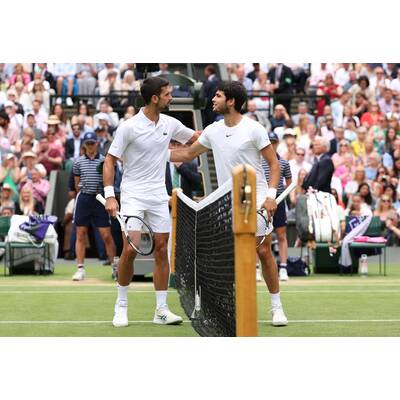 Tag 14: Carlos Alcaraz präsentiert stolz die Trophäe.