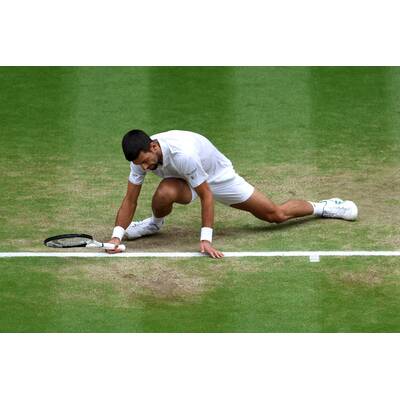 Tag 14: Carlos Alcaraz präsentiert stolz die Trophäe.