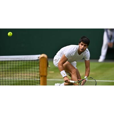 Tag 14: Carlos Alcaraz präsentiert stolz die Trophäe.