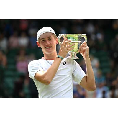 Tag 14: Carlos Alcaraz präsentiert stolz die Trophäe.