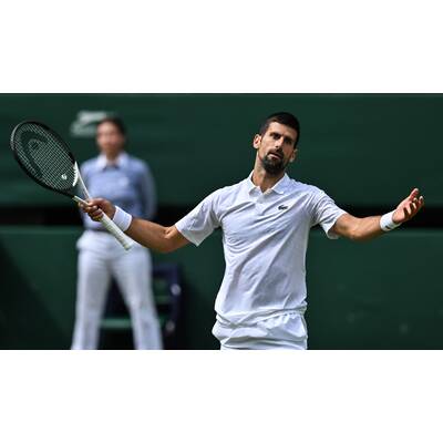 Tag 14: Carlos Alcaraz präsentiert stolz die Trophäe.