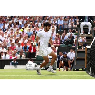 Tag 14: Carlos Alcaraz präsentiert stolz die Trophäe.