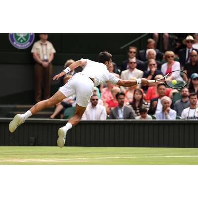 Tag 14: Carlos Alcaraz präsentiert stolz die Trophäe.