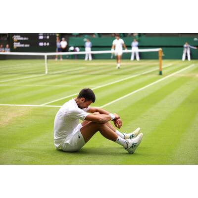 Tag 14: Carlos Alcaraz präsentiert stolz die Trophäe.