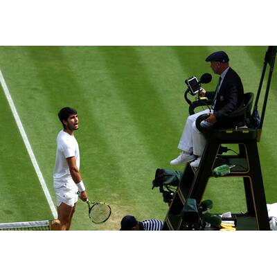 Tag 14: Carlos Alcaraz präsentiert stolz die Trophäe.