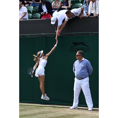 Tag 14: Carlos Alcaraz präsentiert stolz die Trophäe.