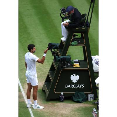 Tag 14: Carlos Alcaraz präsentiert stolz die Trophäe.