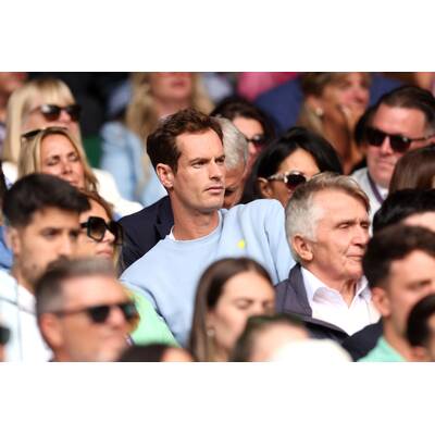 Tag 14: Carlos Alcaraz präsentiert stolz die Trophäe.