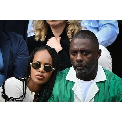 Tag 14: Carlos Alcaraz präsentiert stolz die Trophäe.