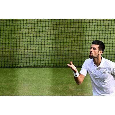 Tag 14: Carlos Alcaraz präsentiert stolz die Trophäe.