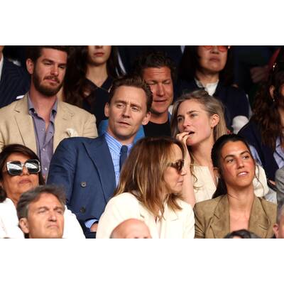 Tag 14: Carlos Alcaraz präsentiert stolz die Trophäe.