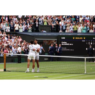 Tag 14: Carlos Alcaraz präsentiert stolz die Trophäe.