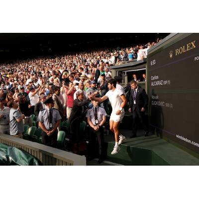 Tag 14: Carlos Alcaraz präsentiert stolz die Trophäe.