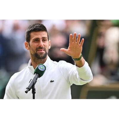 Tag 14: Carlos Alcaraz präsentiert stolz die Trophäe.