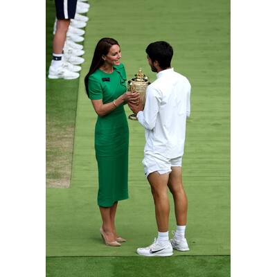 Tag 14: Carlos Alcaraz präsentiert stolz die Trophäe.