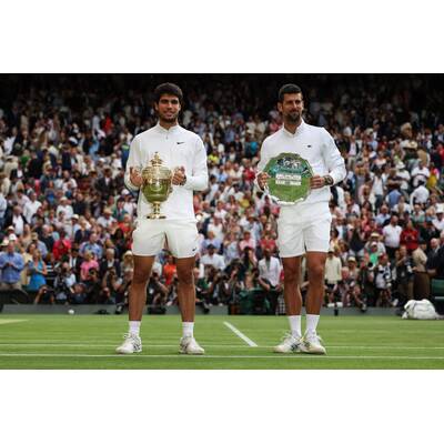 Tag 14: Carlos Alcaraz präsentiert stolz die Trophäe.