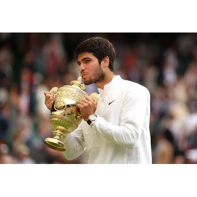 Tag 14: Carlos Alcaraz präsentiert stolz die Trophäe.