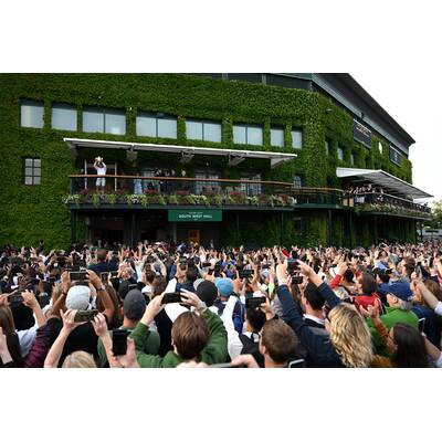 Tag 14: Carlos Alcaraz präsentiert stolz die Trophäe.