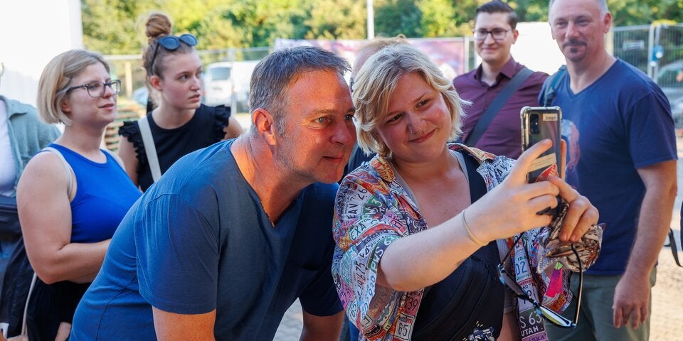 Andreas Babler (SPÖ) mit einer Festivalbesucherin im Rahmen des Frequency 2023