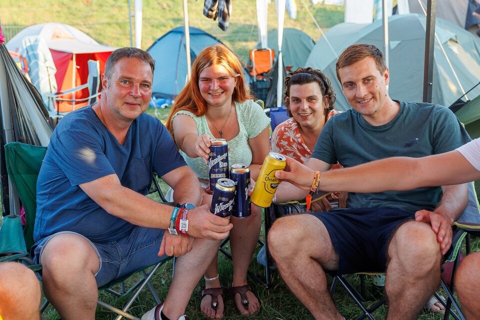 Andreas Babler (SPÖ) und Sven Hergovich mit Festivalbesuchern am Campingplatz des Frequency 2023