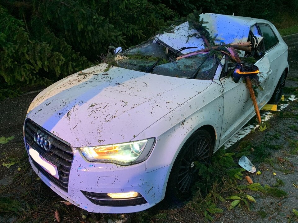 Beschädigter Pkw nach Unwetter in Schärding