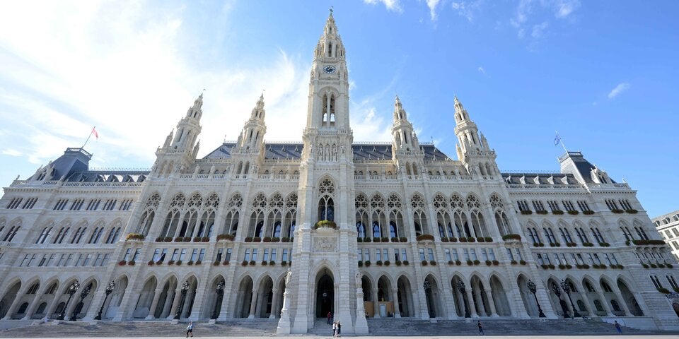 Wiener Rathaus-Fassade erstrahlt in neuem Glanz