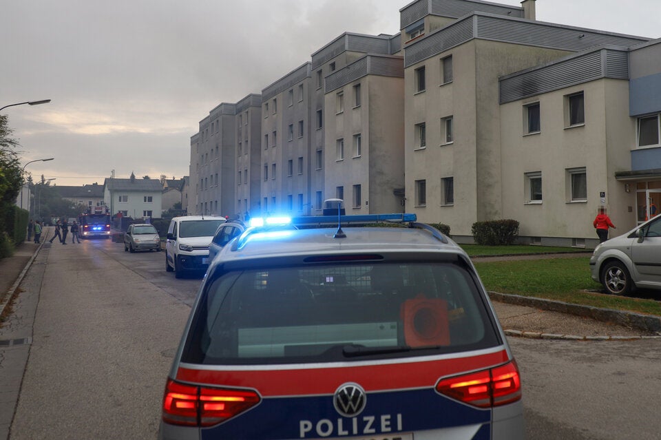 Brand in Wohnhaus sorgt für Großeinsatz in Traun