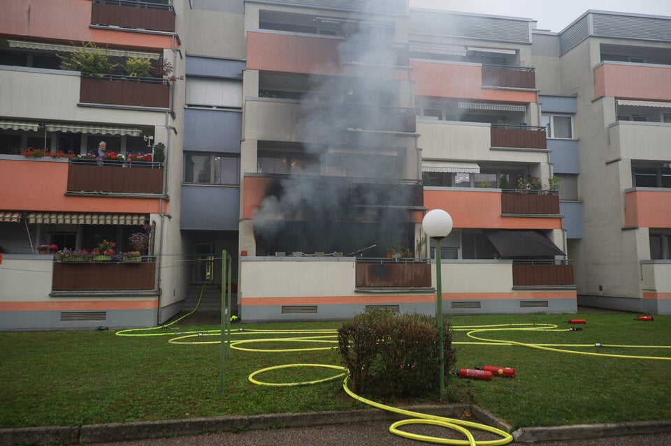 Brand in Wohnhaus sorgt für Großeinsatz in Traun