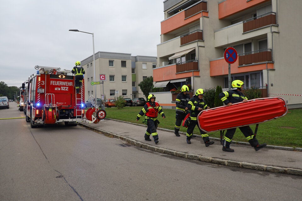 Brand in Wohnhaus sorgt für Großeinsatz in Traun