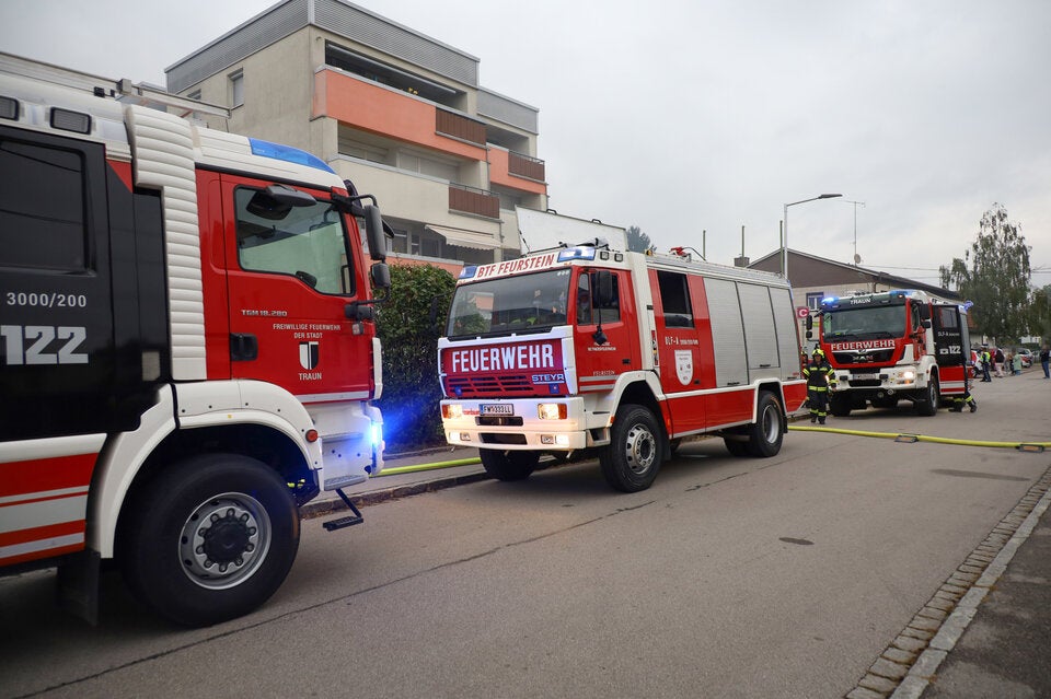 Brand in Wohnhaus sorgt für Großeinsatz in Traun