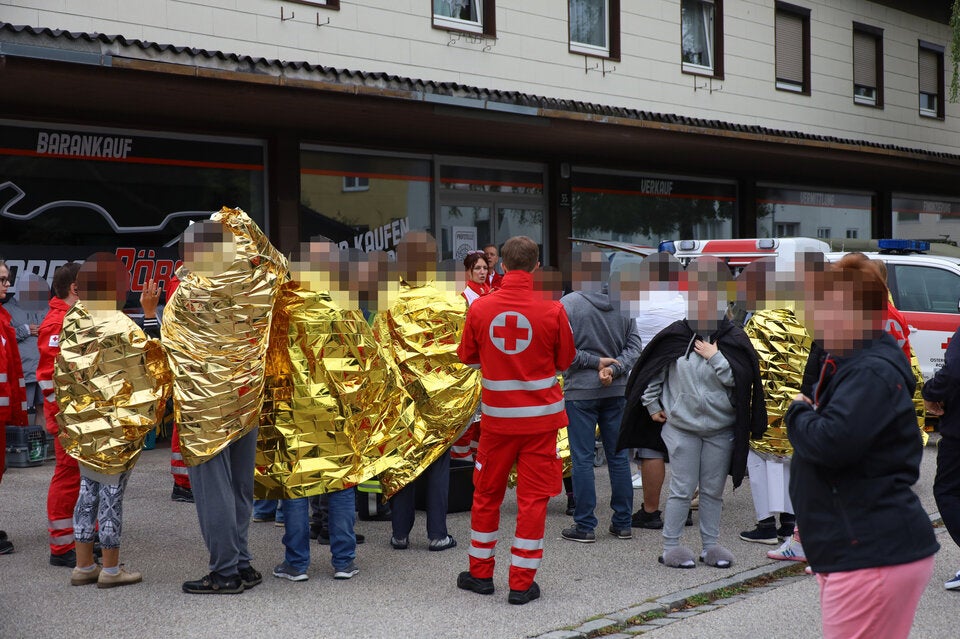 Brand in Wohnhaus sorgt für Großeinsatz in Traun
